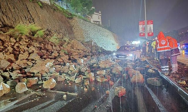 Bodrum'da istinat duvarı karayoluna çöktü