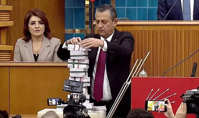 CHP lideri Özel, kürsüye bir çanta dolusu parayla çıktı
