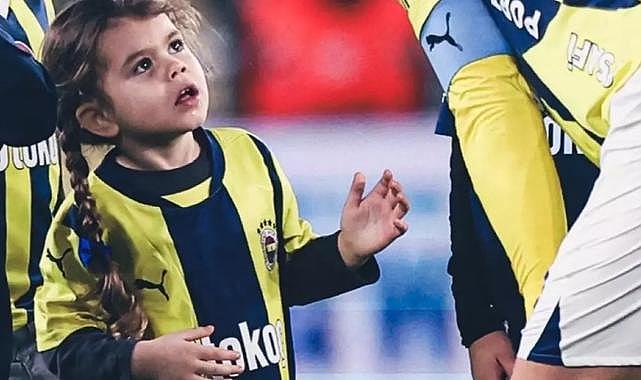 Dzeko'nun minik kızının babasının yarasına attığı bakış maçın önüne geçti
