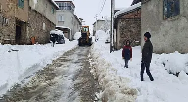 Ege’nin o kenti yeni yılı karla karşılıyor: Yarım metreyi aşan bölgeler var