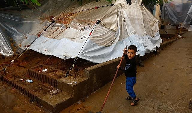 Gazze'de insanlık dramı! Çadırda kalanlar, yağmur ve fırtınayla mücadele ediyor
