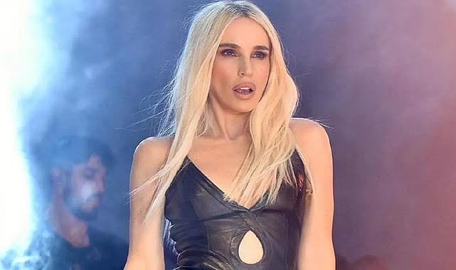 Gülşen sahne kıyafeti ile yine dillerde