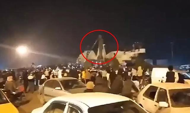 Hama&#039;yı ele geçiren muhalifler Hafız Esad&#039;ın heykelini yıktı