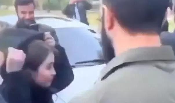 HTŞ liderinden kendisiyle fotoğraf çektirmek isteyen kadına: ''Başını ört''