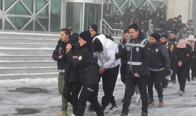 İzmir dahil 8 ilde dolandırıcılık operasyonu:1&#039;i kadın 29 kişi yakalandı