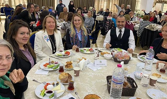 İzmir&#039;de emeklilerden dayanışma mesajı: İnsanca yaşamak istiyoruz