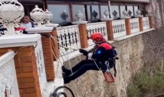 İzmir'de tellerde mahsur kalan kediyi kurtarma operasyonu