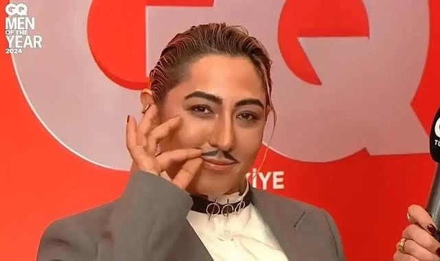 Kalben'den olay hareket: Ödül törenine erkek kılığında katıldı