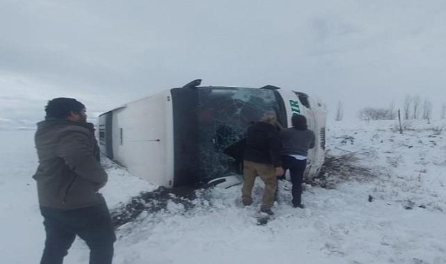 Kars'ta yolcu otobüsü devrildi: Çok sayıda yaralı var