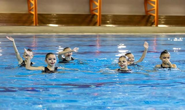 Karşıyaka Belediyesi Artistik Yüzme Takımı gurur kaynağı oldu