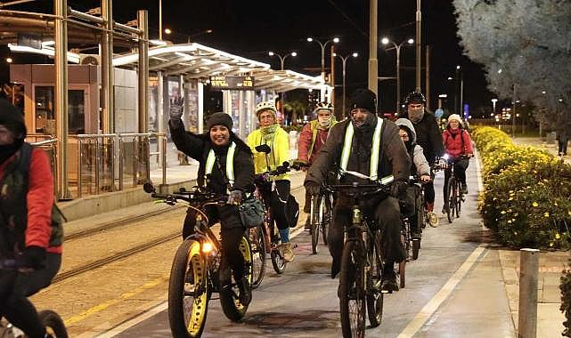 Karşıyaka&#039;da bisiklet tutkunları gece sürüşünde buluştu