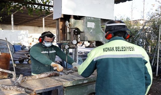Konak’tan yuvaları ısıtan uygulama: Budanan ağaçlar ihtiyaç sahiplerine yakacak oluyor