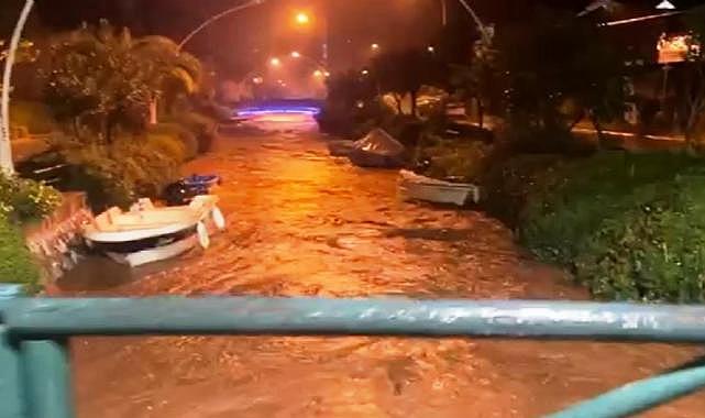 Marmaris'i su bastı, yollar göl oldu