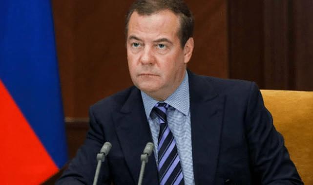 Medvedev'den Times editörlerine tehdit! Artık meşru askeri hedefimizsiniz!