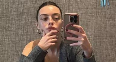 Melis Sezen çömelerek pozunu paylaştı