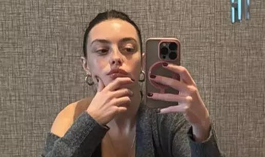 Melis Sezen çömelerek pozunu paylaştı