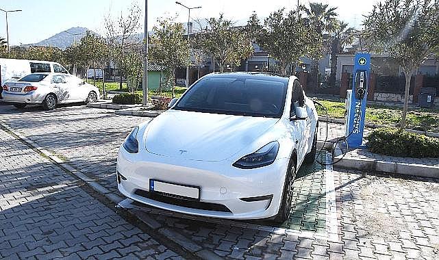 Narlıdere Belediyesi ilçenin çeşitli noktalarına elektrikli otomobiller için şarj istasyonları kurdu