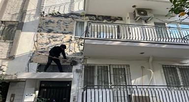 Paralarını alamadıkları dairenin dış cephesini söktüler