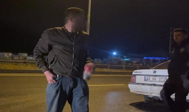 Polise yakalanan sürücü bir türlü elindeki içkiyi bırakmadı