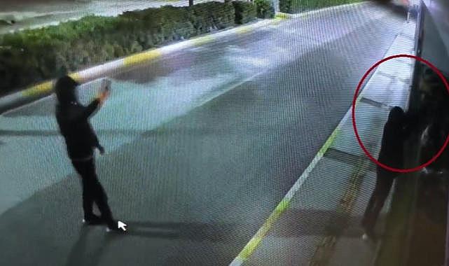 Torbalı&#039;da şaşkınlık veren olay: Biri kurşun yağdırdı, diğeri kamerayla kayda aldı