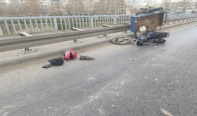 Turgutlu'da trafik kazası: Tıra çarpan motosikletin sürücüsü hayatını kaybetti