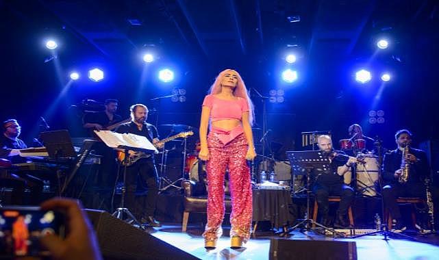 Yıldız Tilbe'den 'Pembe' gece