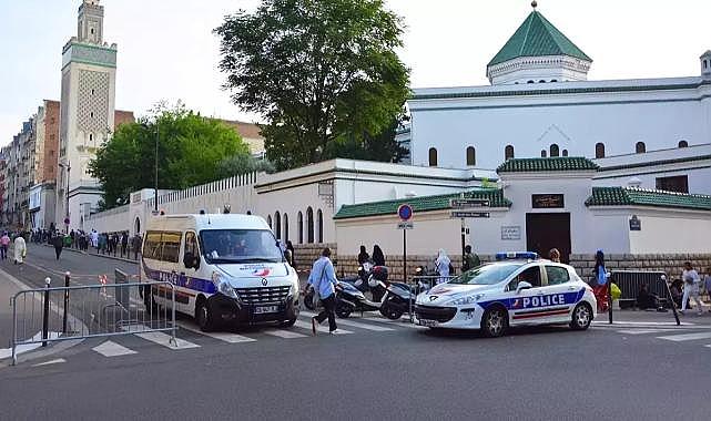 Fransa'da cami imamlarına talimat: Vive la France