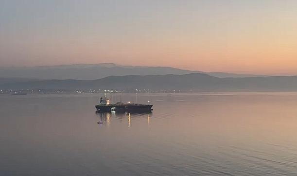 Gemlik'te kötü koku yayan gemi kıyıdan uzaklaştırıldı