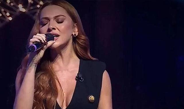 Hadise derin göğüs dekolteli mor payetli elbisesiyle mest etti!