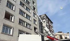 İstanbul&#039;da kentsel dönüşüm sırasında bir binada çatlaklar oluştu: Tahliye kararı