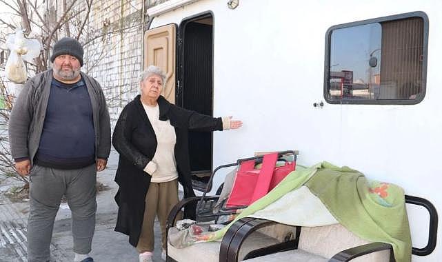 İzmir'de aile dramı: Zihinsel engelli çocuğuyla karavanda hayat mücadelesi veriyor