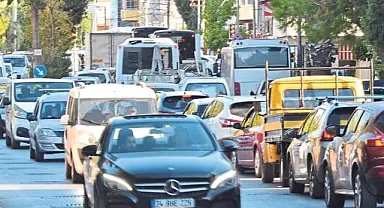 İzmir'deki trafik sorunu resmen onaylandı! Her sürücü, yılda ortalama 47 saatini trafikle mücadele ederek geçiriyor.