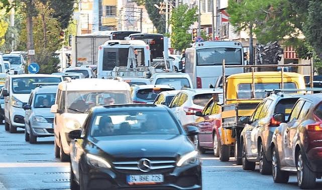İzmir'deki trafik sorunu resmen onaylandı! Her sürücü, yılda ortalama 47 saatini trafikle mücadele ederek geçiriyor.