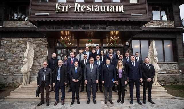 “İzmir’in ana arterlerini yenileyeceğiz”