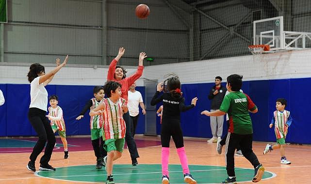 Karşıyakalı aileler basketbol şenliğinde buluştu