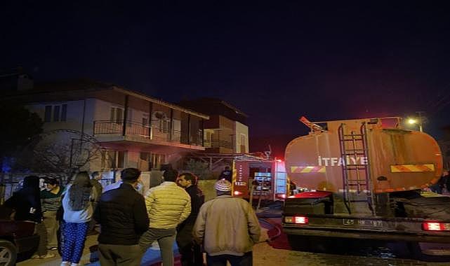 Manisa'da iki katlı evde yangın paniği