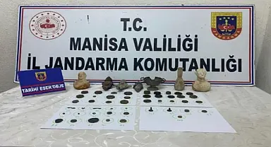 Manisa'da tarihi eser operasyonu: Yaşlı adamın evinden çok sayıda tarihi eser ele geçirildi