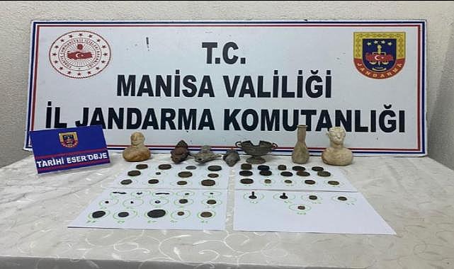 Manisa'da tarihi eser operasyonu: Yaşlı adamın evinden çok sayıda tarihi eser ele geçirildi