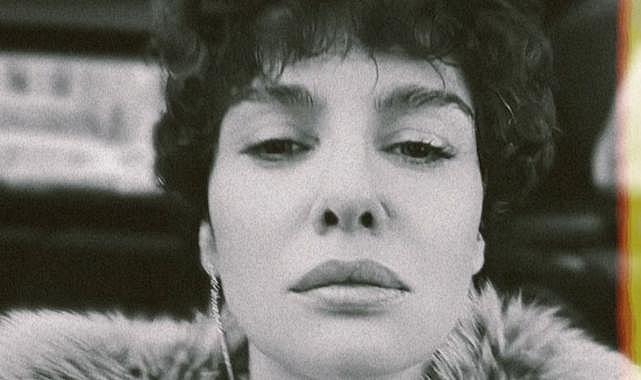 &quot;Birce Akalay, saçlarını kısacık kestirerek cesurca imajını yeniledi!&quot;