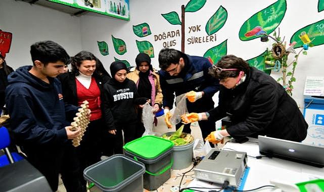 Bornovali öğrenciler karbon ayak izini ölçtü, kompost yapımını öğrendi