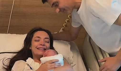 Cansel Elçin ile Zeynep Tuğçe Bayat, oğulları Atlas&#039;a kavuştu