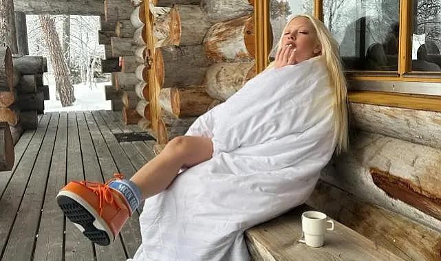 Ece Seçkin&#039;den kar tatilinde yorganla cesur pozlar