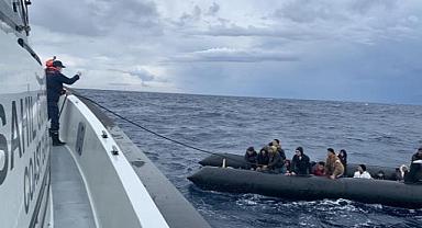 İzmir açıklarında ölüme sürüklenen 24 göçmen kurtarıldı