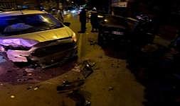 İzmir&#039;de alkollü genç, babasının kurum otomobilini kaçırdı, 5 araca birden çarptı