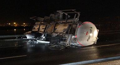 İzmir'de korkutan kaza: Mazot yüklü tanker bariyeri aşıp karşı şeride geçti