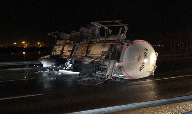 İzmir&#039;de korkutan kaza: Mazot yüklü tanker bariyeri aşıp karşı şeride geçti