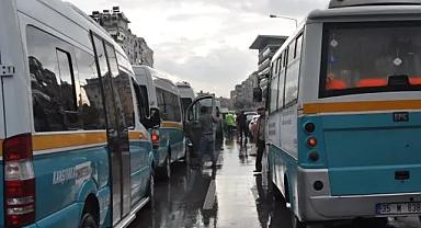 İzmir'in iki önemli minibüs hattı kontak kapattı! İzmir trafiği felç oldu!