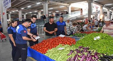 Menemen'de zabıta ekiplerinden pazar denetimi
