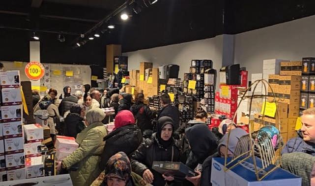 Zonguldak&#039;ta mağaza açılışında izdiham