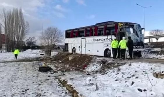Afyonkarahisar'da kontrolden çıkan yolcu otobüsü devrildi: 1 can kaybı 25 yaralı